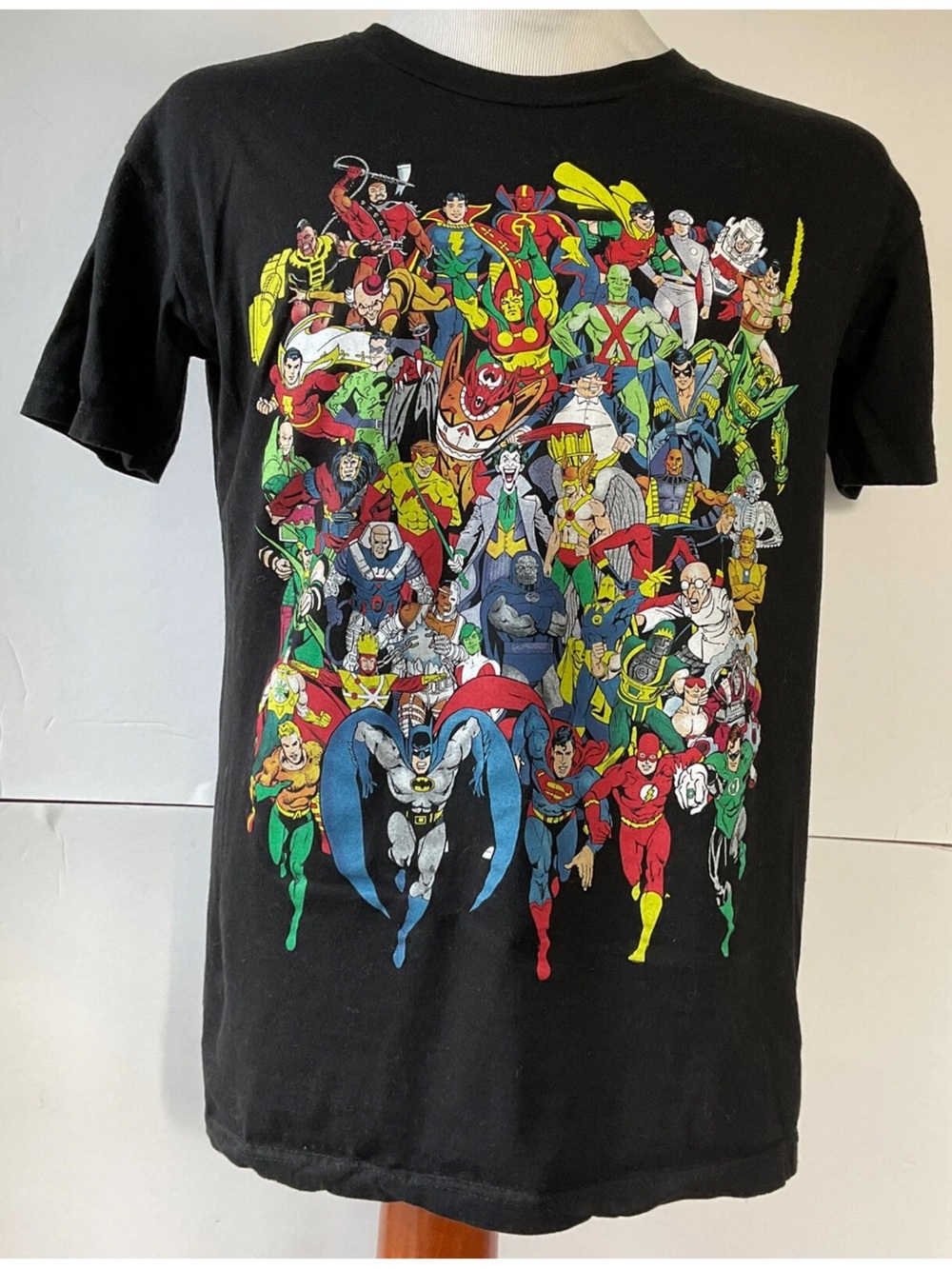 DC Comics Original “Universe ?” Graphic T-Shirt Size Medium
